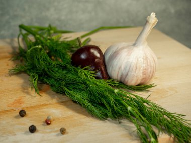  Siyah arka planda hala hayat var. Çok renkli biber, dereotu ve sarımsak. Vejetaryence