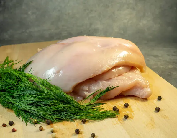 Filé Peito Frango Uma Tábua Corte Fundo Preto Peppercorns Dill — Fotografia de Stock