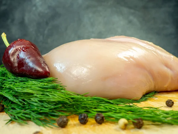 Siyah Arka Planda Kesme Tahtasındaki Tavuk Göğsü Filetosu Bir Parçasının — Stok fotoğraf