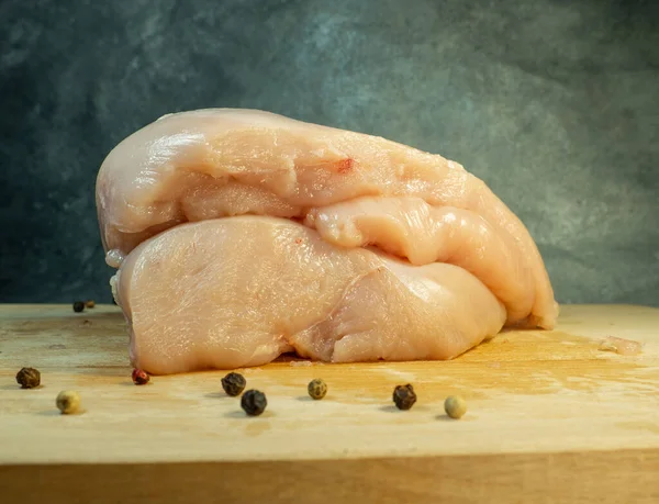 Kesme Tahtasındaki Tavuk Göğsü Fileto Parçaları Siyah Arka Planda Hala — Stok fotoğraf