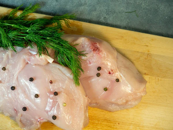 Filé Peito Frango Uma Tábua Corte Fundo Preto Peppercorns Dill — Fotografia de Stock