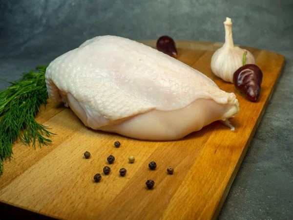 Peito Frango Uma Tábua Corte Ainda Vida Fundo Preto Pimenta — Fotografia de Stock