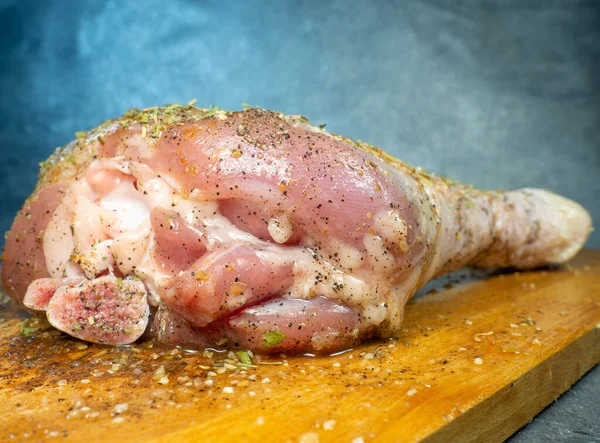 Baquetas Peru Temperos Estão Uma Tábua Corte Cozinha Carne Aves — Fotografia de Stock