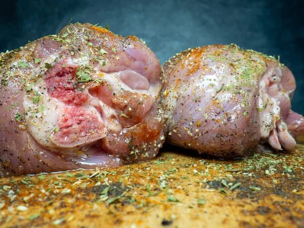 Tobe Turcești Condimente Află Placă Tăiere Bucătăriei Carne Pasăre Picior — Fotografie, imagine de stoc
