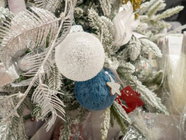 Noel süsleri. İyi yeni yıl ruhu. Noel ağacında oyuncaklar. Tatil için hazırlık