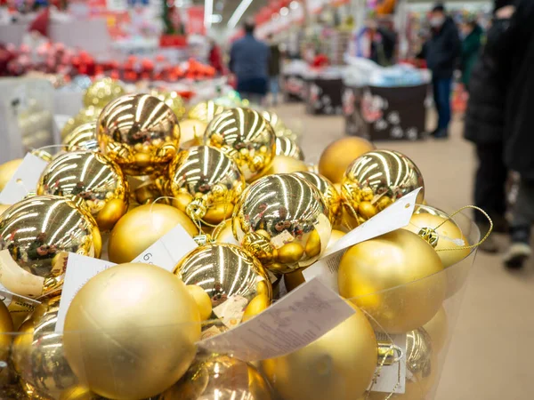 Kerstversiering Een Doos Kerstverkoop Bereid Voor Kerstboom Versieren Heldere Versieringen — Stockfoto