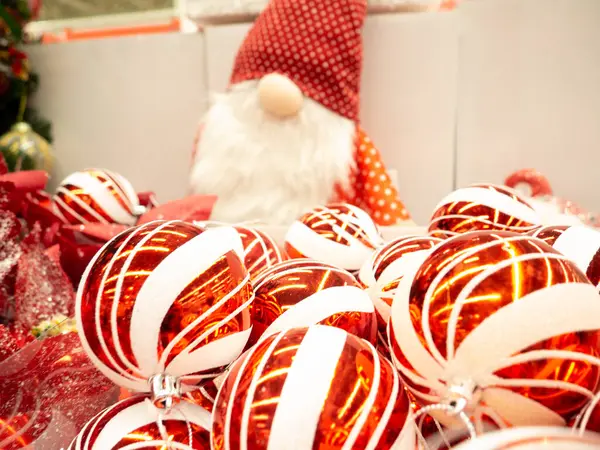 Kerstversiering Een Doos Bereid Voor Kerstboom Versieren Heldere Decoraties — Stockfoto