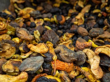 Kurumuş meyvelerin arka planı. Bir sürü kurutulmuş meyve. Diyet olsun. Komposto dolduruyorum. Kurutulmuş meyve kutusu. Kurutulmuş elma parçaları, kayısı.