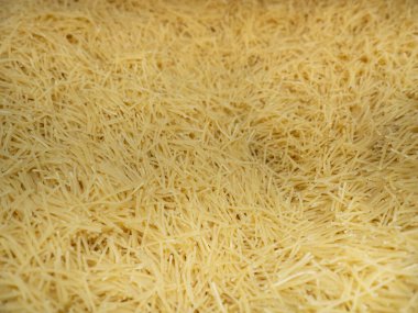 Eriştenin arka planı. Makarna. Arabadaki tezgah. Çorba dolgusu.