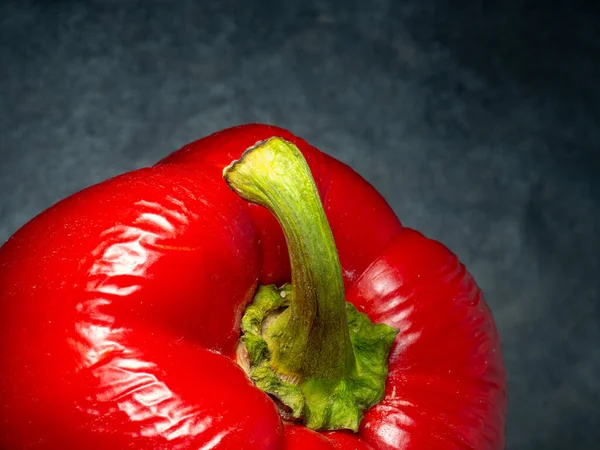 Rode Paprika Een Zwarte Achtergrond Oogst Tafel Gerimpelde Peper — Stockfoto