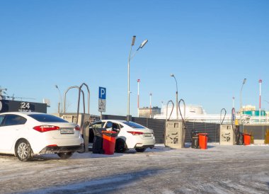 Benzin istasyonundaki araba. Yakıt ikmali. Araba meraklıları. Şehirde hayat var.