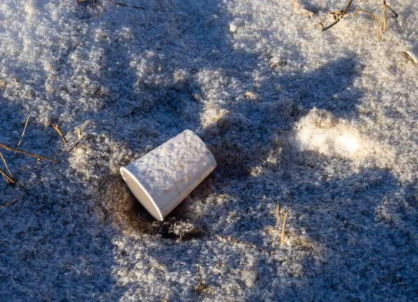 把塑料杯扔在雪地里 生态问题 大自然中的垃圾 — 图库照片