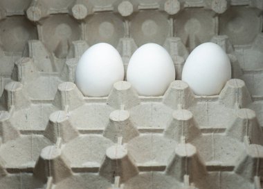  Boş bir pakette yumurtalar. Arta kalan ürünler. Yemek artıkları. Birkaç yumurta..