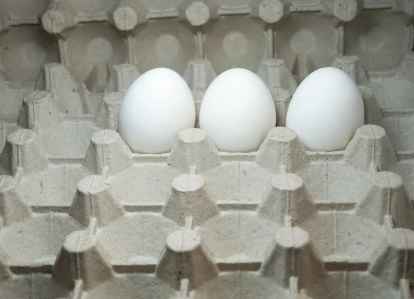  Boş bir pakette yumurtalar. Arta kalan ürünler. Yemek artıkları. Birkaç yumurta..