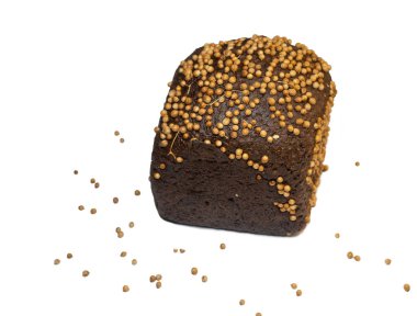 Kişniş serpiştirilmiş siyah ekmek. Borodino ekmeği. Un ürünü. Beyaz arka grubunda baharatlı ekmek