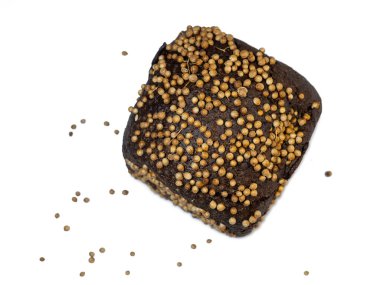 Kişniş serpiştirilmiş siyah ekmek. Borodino ekmeği. Un ürünü. Beyaz arka grubunda baharatlı ekmek