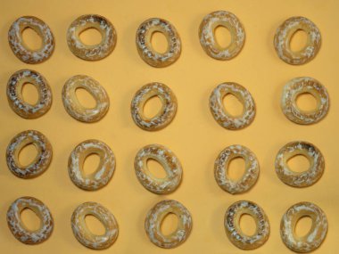  Tatlı jöleli simitlerin arka planı. Çay için un ürünü. Lezzetli Rus hamur işleri. Kurutma makineleri