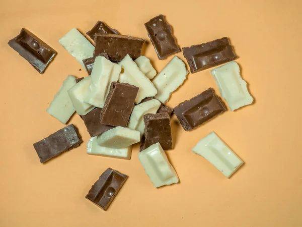 Шматочки Чорно Білого Шоколаду Бежевому Фоні Шматочки Шоколаду Солодкі Скибочки — стокове фото