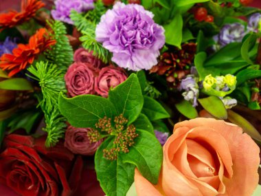 Farklı çiçeklerden bir buket. Yakın plan. Güzel çiçekler. Çiçekçi