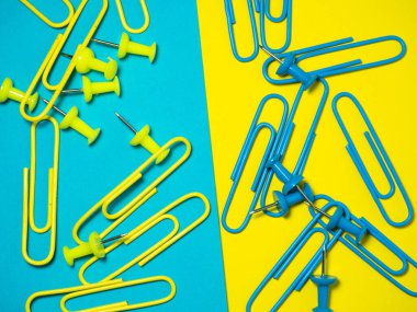 Evrak işleri. Renkli ataçlar. Belgelerle çalış. Ofis. Renkli ofis malzemeleri