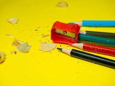 Okul malzemeleri. Kalem açacağı. Kalem açacağı. Çok renkli kalemler var. Ahşap talaşı. İşe hazırlanma süreci. Yaratıcı mes