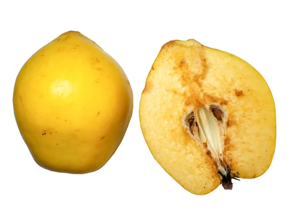 Dilimlenmiş Ayva Sarı Arka Planda Sulu Meyve Olgunlaşmış Yararlı Ürün — Stok fotoğraf