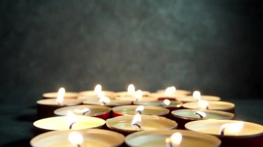 Küçük mumlar yakıyorum. Mumları söndürüyorum. Rüzgar alevi söndürüyor. Rahatlatıcı atmosfer.