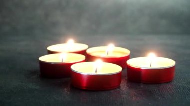 Küçük mumlar yakıyorum. Mumları söndürüyorum. Rüzgar alevi söndürüyor. Rahatlatıcı atmosfer.