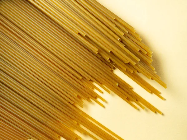Spaghetti Dwóch Typów Stole Makaron Gryczany Włoskie Jedzenie Długi Makaron — Zdjęcie stockowe
