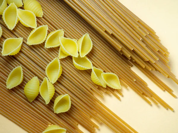 Espaguete Dois Tipos Mesa Conchas Macarrão Trigo Mourisco Comida Italiana — Fotografia de Stock