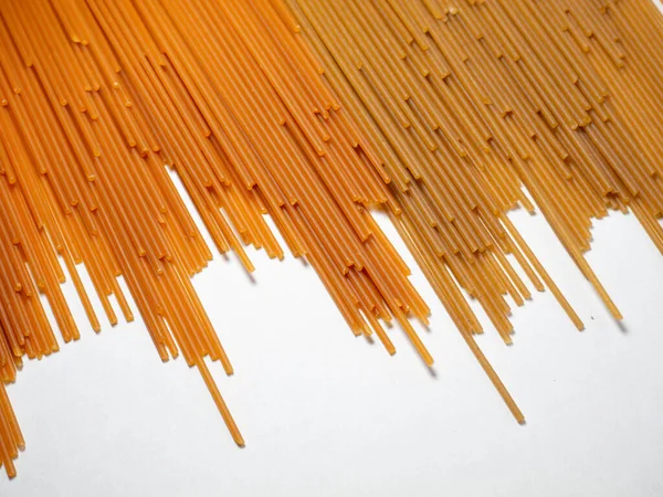 Těstoviny Stole Špagety Dvou Typů Bílém Pozadí Rajčata Pohankové Těstoviny — Stock fotografie