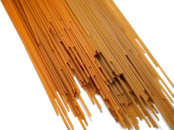 Těstoviny Stole Špagety Dvou Typů Bílém Pozadí Rajčata Pohankové Těstoviny — Stock fotografie