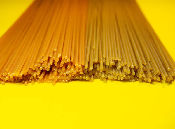 Massa Dois Tipos Mesa Esparguete Tomate Trigo Mourisco Comida Italiana — Fotografia de Stock