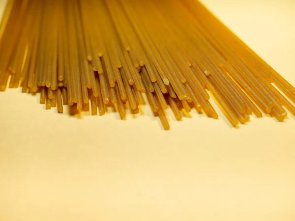 종류의 스파게티가 식탁에 있습니다 버클밀 파스타 이탈리아 파스타가 길어요 음식을 — 스톡 사진