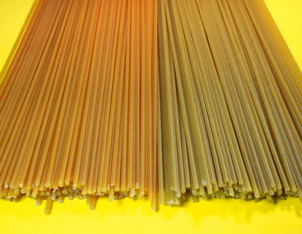 Espaguetis Dos Tipos Sobre Mesa Pasta Tomate Trigo Sarraceno Comida — Foto de Stock