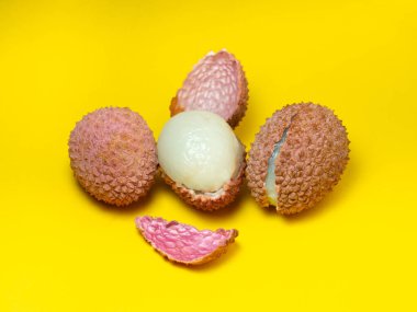 Dilimlenmiş liçi. Çin eriği. Meyve kabuğu. Saf Lychee. Parlak bir arka planda sulu meyve parçaları.