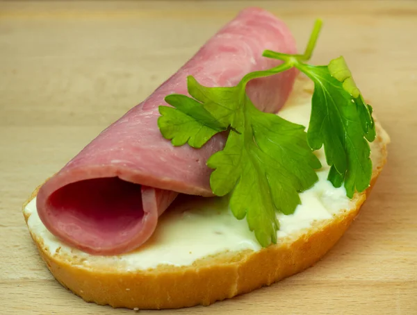 샌드위치에 소고기 파슬리 음식을 서두르는 중이야 점심먹으러 — 스톡 사진