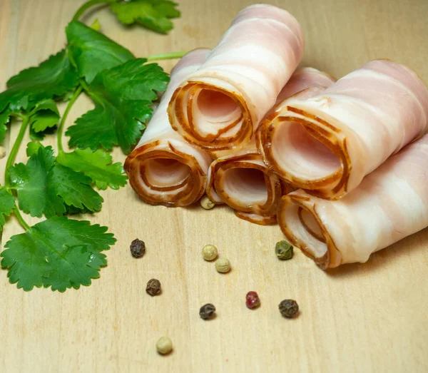 Corte Curvo Doblado Rollos Carne Cerdo Tabla Cocina Con Perejil —  Fotos de Stock