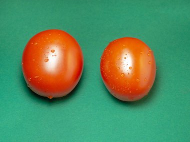  Yeşil arka planda erik domatesleri. Sebzeler masada. taze sebze.