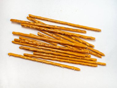 Tuzlu çubuklar. Şekerlemeler masanın üstünde. Tuzlu pişmiş yiyecekler. Arı için atıştırmalık