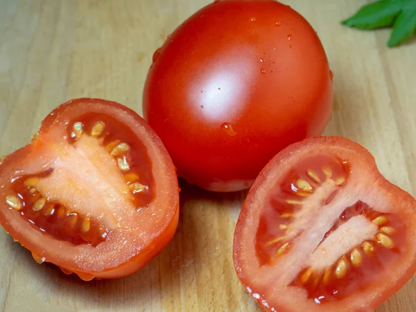 Tomates Ameixa Fatiados Fundo Branco Isolado Vegetal Vermelho Legumes Frescos — Fotografia de Stock