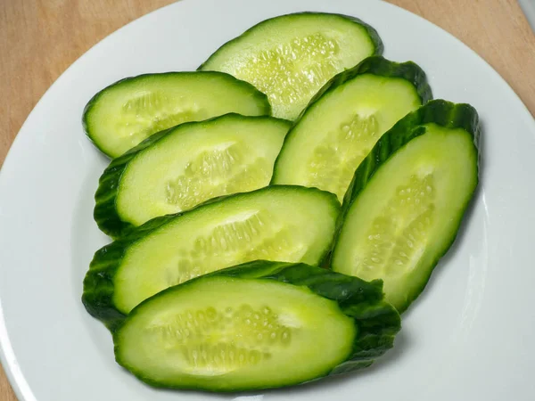 黄瓜一种光滑的 中等大小的黄瓜 切成薄片盘子里的黄瓜 蔬菜隔离 烹调晚餐前新鲜成熟蔬菜 — 图库照片