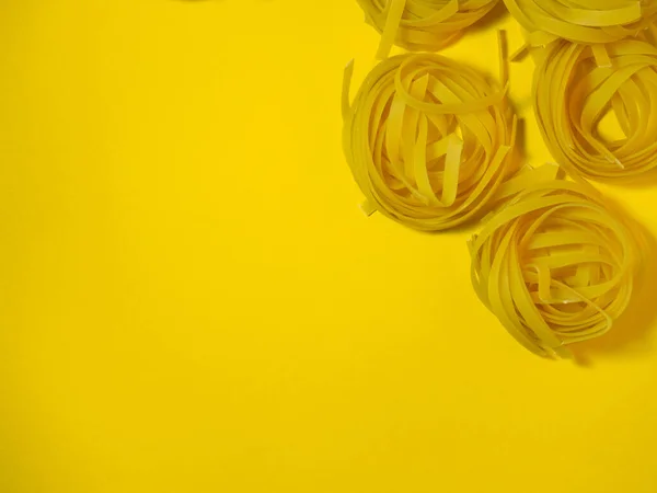 Těstoviny Hnízdo Žlutém Pozadí Nudlový Typ Kulinářské Zázemí Pozadí Nudlí — Stock fotografie