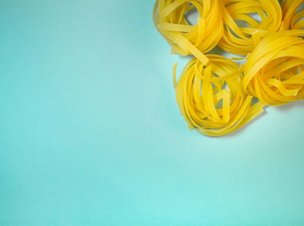 Pasta Anida Sobre Fondo Azul Tipo Fideos Fondo Culinario Fondo — Foto de Stock