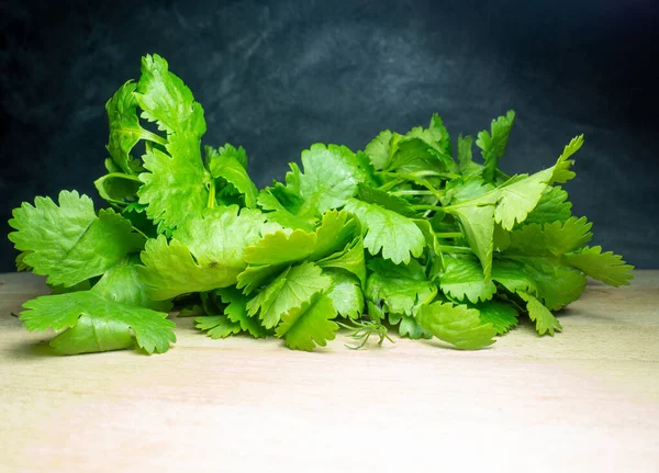 Monte Coentros Numa Tábua Cortar Produto Útil Verdes Mesa Cozinha — Fotografia de Stock