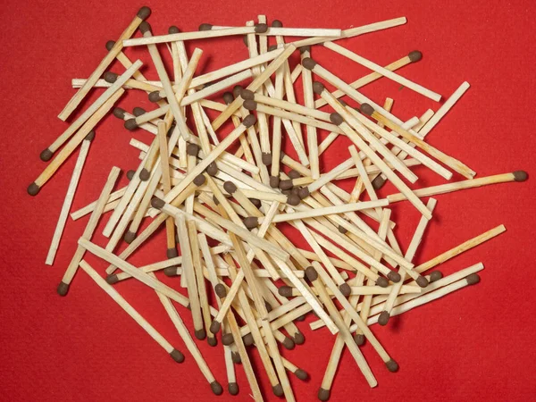 Matchsticks Een Rode Achtergrond Veilig Omgaan Met Vuur Vuur Gevaren — Stockfoto