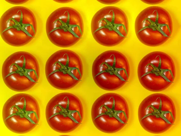 Tomate Sobre Papel Colorido Tomate Estufa Uma Cozinha Pequena Tábua — Fotografia de Stock