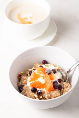 meyveler ve meyve yulaf ezmesi