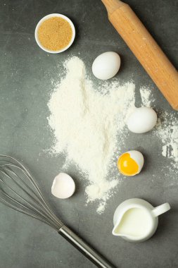 kabartma malzemeleri: şeker, süt, yumurta ve un ve fırın aletleri üst görünüm