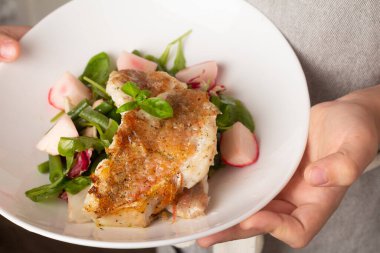 Sebzeli kızarmış levrek.